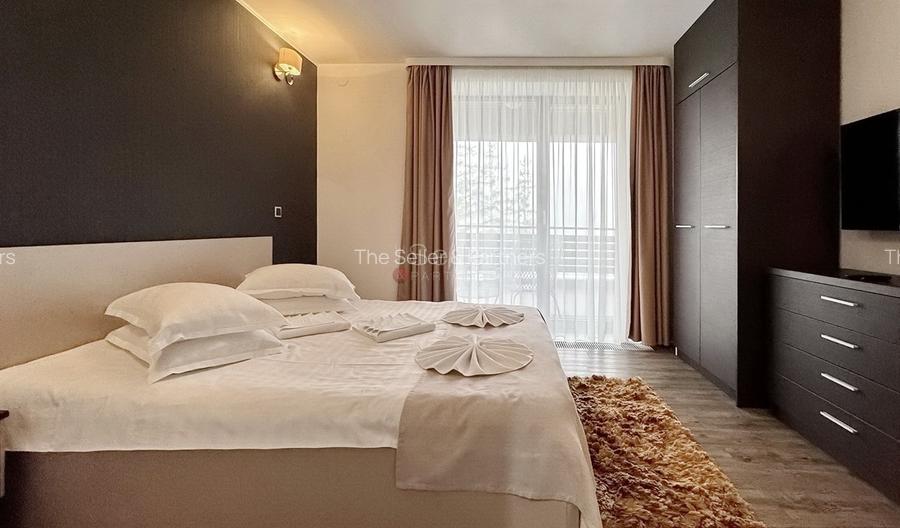 Priveliste spre masivul Postavarul - 4