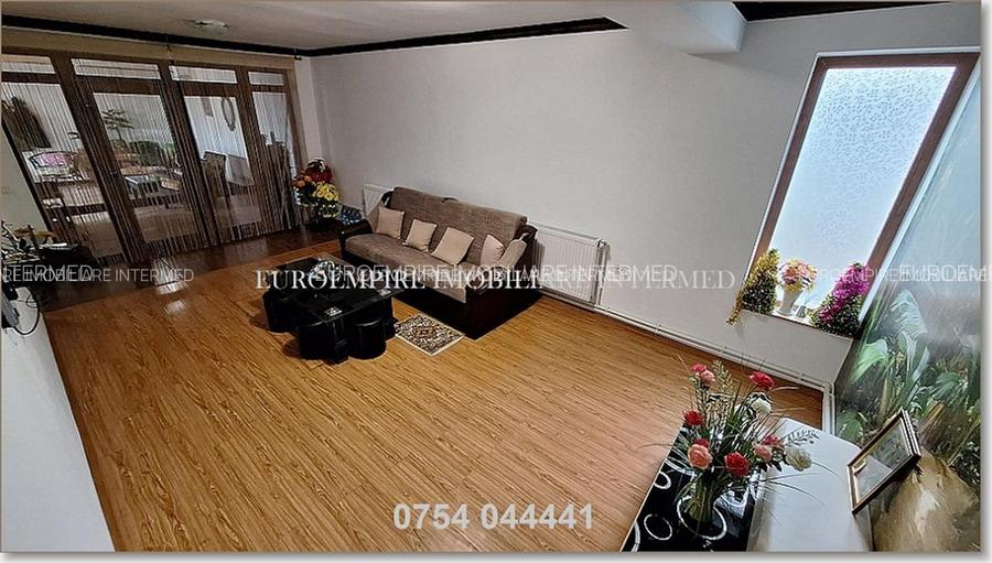 Vila+casa de vanzare zona Km 5 - 29