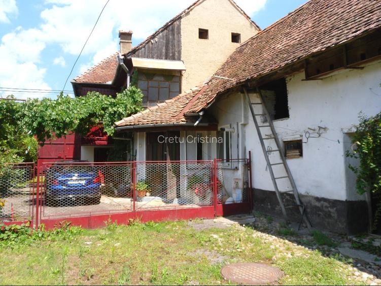 Casa/ gospodarie  saseasca in sat Bunesti, judet Brasov. Pe drumul spre VISCRI.  - 2