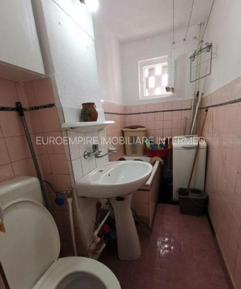 Apartament de vânzare cu 3 camere, zona KM 4-5 - 6