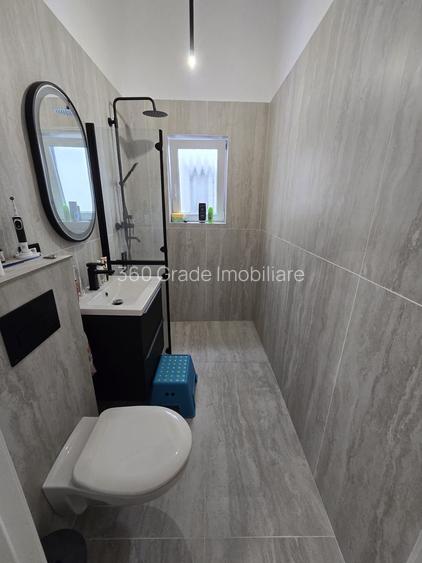 Duplex despartit prin camera tehnica - 4 camere Toate Utilitatile - 12