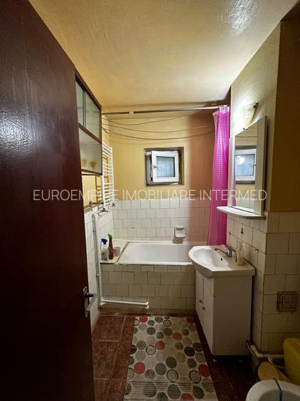 Apartament 2 camere decomandate zona Poarta 6 - 7