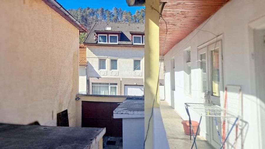 CASA CU TEREN GENEROS si acces pe doua fronturi - 11