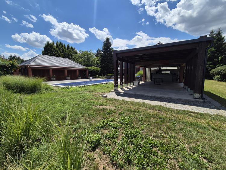 Proprietate exclusivistă cu 7.000 mp teren, piscină și multiple spații adiacente - 17
