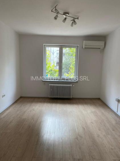 Piata Romana, ideal Birou (office),  et 1 , stradala, nemobilata, 300 euro - 2