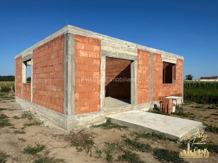 Casa la rosu si teren de 560 mp de vanzare in Tarian - Bihor  - 2