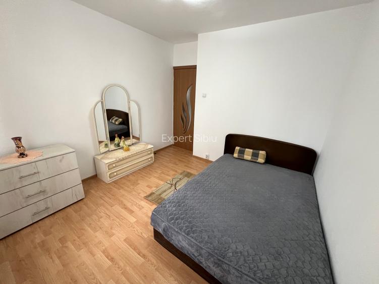 INCHIRIEZ apartament 3 camere ,zona Vasile Aaron - 4