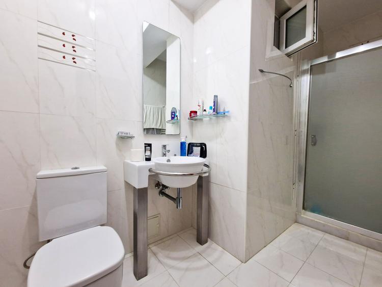 De închiriat Apartament de 3 Camere, Vedere la Mare, în Centru, 180mp utili.