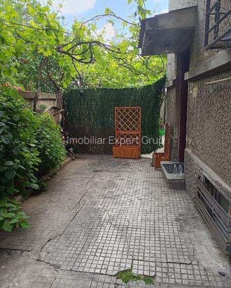 Dacia-Toamnei singur in curte - 8