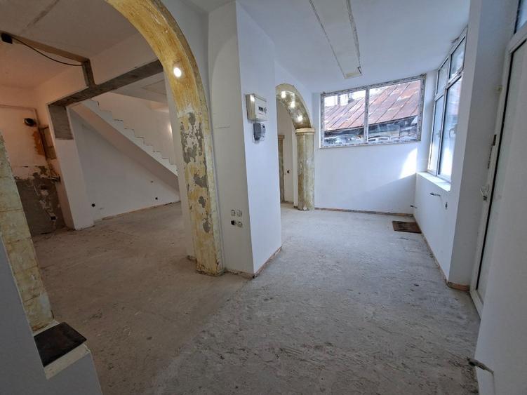 Piata Unirii - Hala Traian, PROPRIETAR, vand casa P+M, 4 cam, S 117 mp
