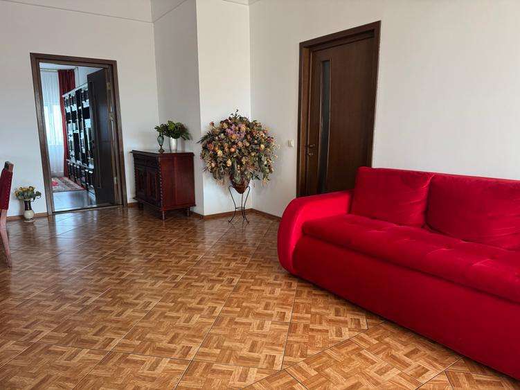 Apartament cu 3 camere ultracentral etajul trei