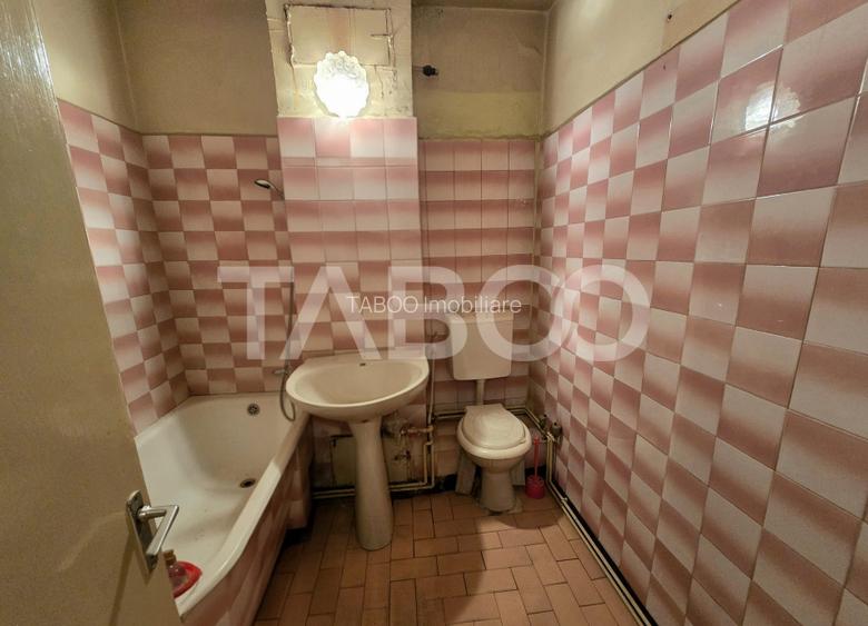 Apartament decomandat 4 camere 4 balcoane 2 bai etaj 1 Central Sibiu - 7