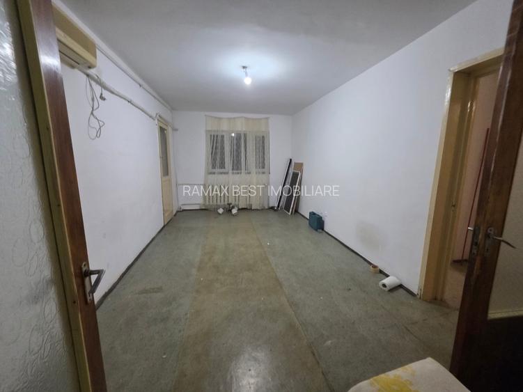 Jean Steriadi, 15 minute metrou 1 Decembrie 1918, pe Buhusi, bloc 1980 - 16