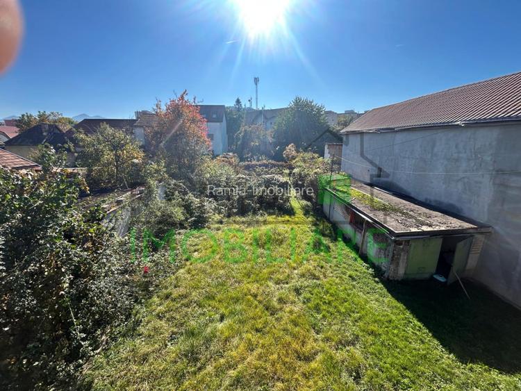 Casa cu 2 apartamente si teren generos-zona centrala, potential excelent! - 9