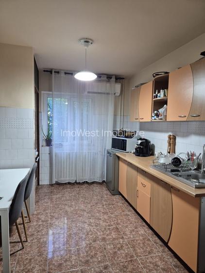 Aradului | 4 camere | Decomandat| Etaj intermediar | 3 balcoane si boxă - 6