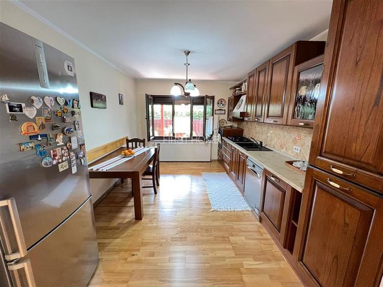 Vilă spectaculoasă la poalele Crângului Petresti - 11