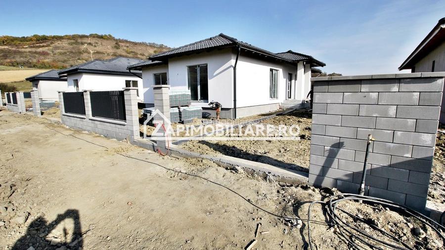 Casă la cheie pe 1 nivel 4cam. 2 bai,1 dresing 650 mp. teren - 13