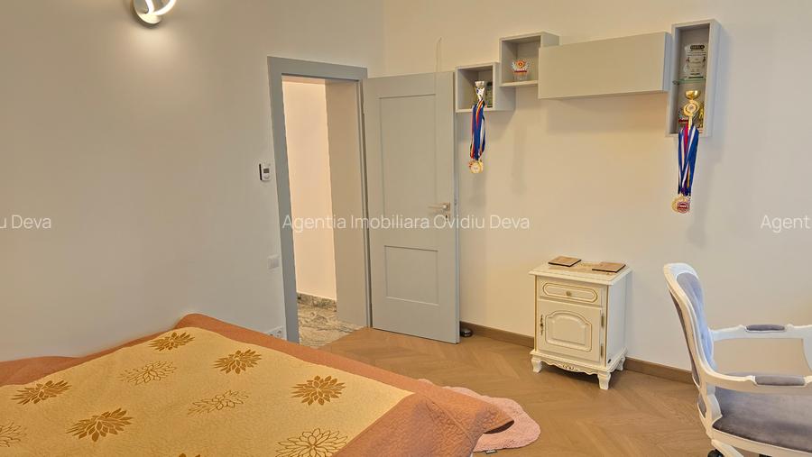 Vand apartament 4 camere deosebit in Deva, bld. Decebal (ultracentral), etaj 1 - 7