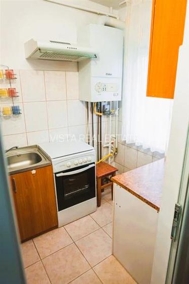 Garsoniera luminoasa, mobilata si utilata, etaj intermediar . Zona Tractorul, Co - 5