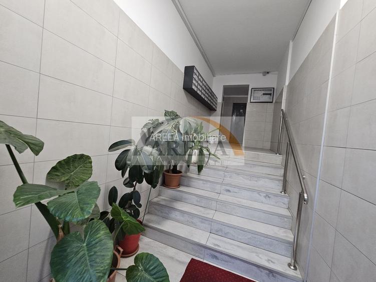 De vanzare - elegant, renovat complet - 3 camere la Calea Vacaresti - 12