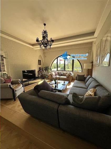 Vila stil florentin pe malul lacului,teren4500mp iesire la lac de 17ml