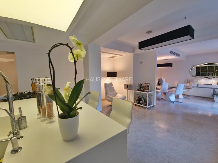 Vila deosebita  la un pas de mare mobilata si utilata - 18