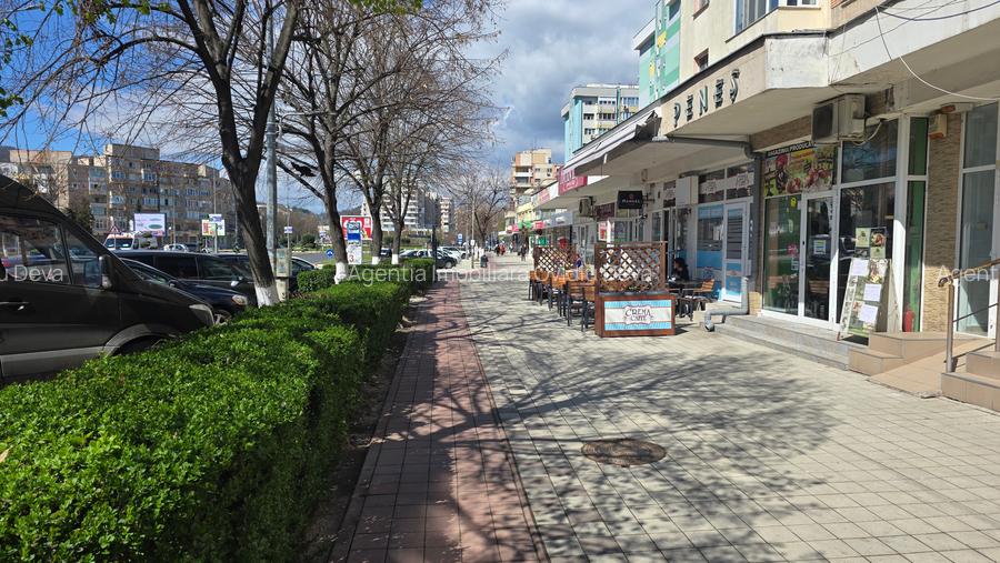 Inchiriez spatiu comercial in Deva, zona Miorita, parter, vitrina de 13 metri - 2