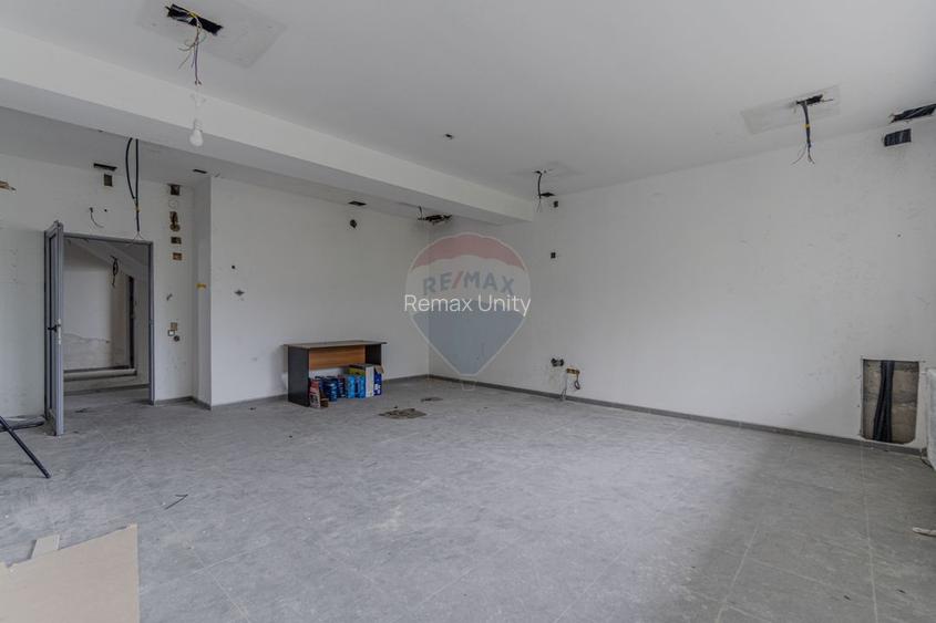 Cladire de 902 mp utili de vânzare, zona Grivitei - DN 13, COMISION 0 - 50