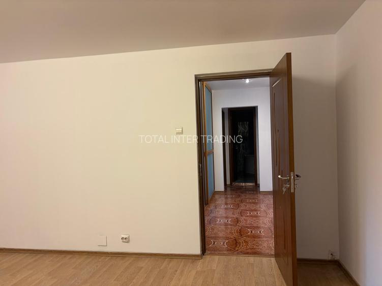 Vanzare-Sebastian, parc ,2 camere, 1/8, decomandat, bl. 95, liber, 118000 E - 16
