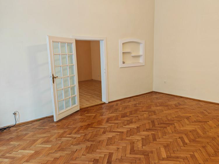 Apartament 3 camere liber la vanzare zona Piata Sfatului