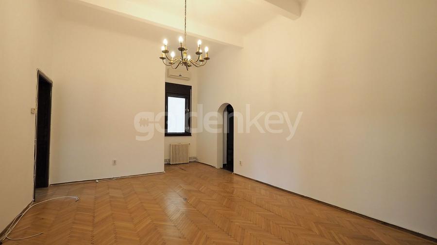 Apartament nemobilat cu 4 camere in vila | zona linistita