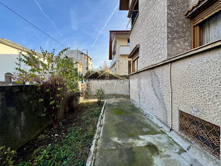 Vila cu 6 camere *310mp*  + Garaj // Primăverii - 53