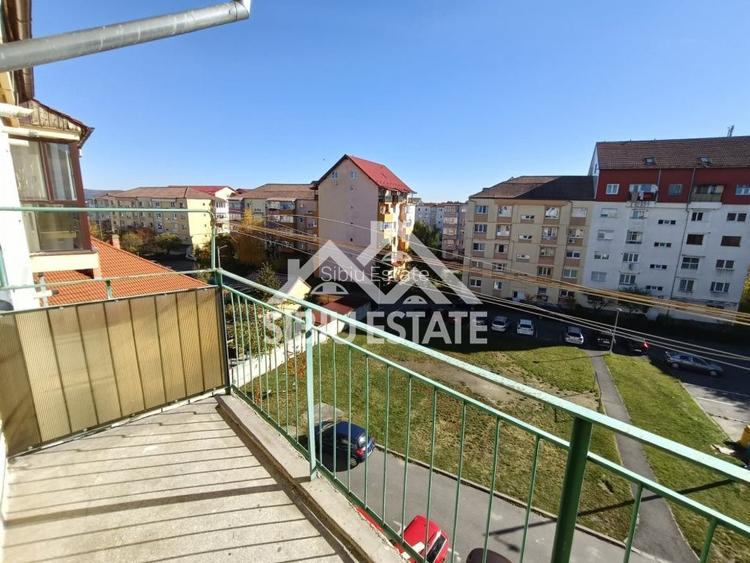 Apartament de vanzare cu 3 camere, decomandat -55 mp. balcon, pivnita - 14