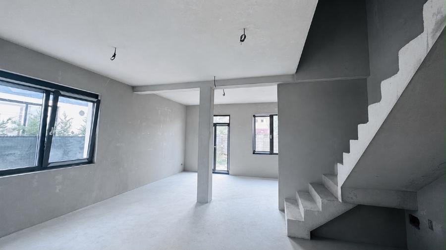 Proprietar, vand 1/2 duplex