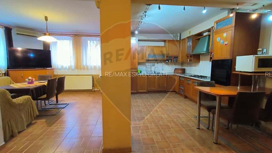 Casă cu piscină de vânzare în zona Piața Centrală Galați - 21