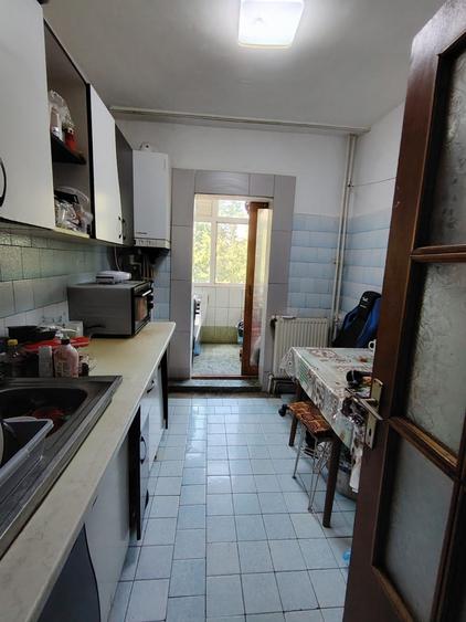 Apartament 3 camere decomandat, zona Calarasilor, etaj 2.