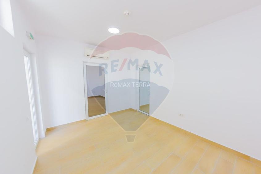 DE INCHIRIAT/VANZARE spatiu comercial cu acces TIR si parcare privata - 13