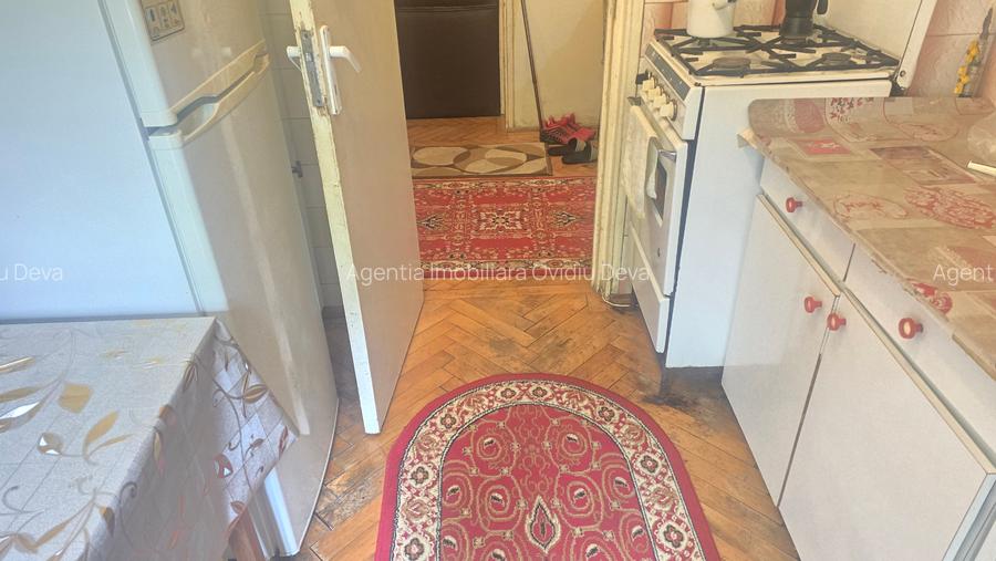 Vand apartament 2 camere decomandat in Deva, pe Bld. Balcescu, etaj 1 - 6