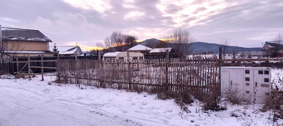 Lot de teren cu toate utilitatile intre case locuite - 4