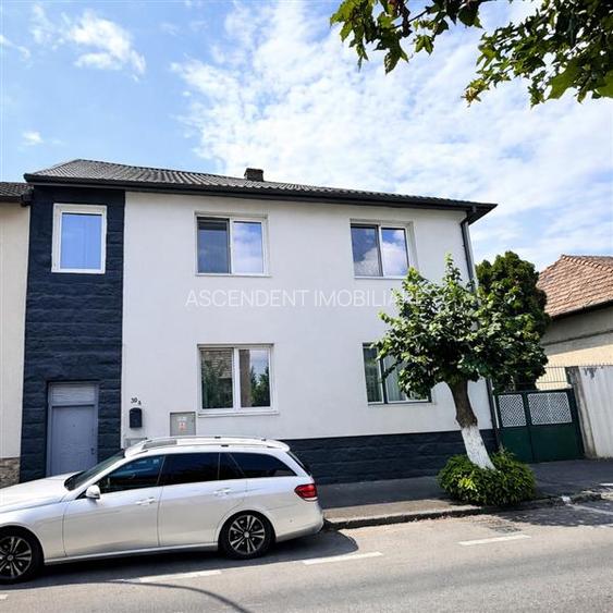 Casa in apreciabil potential,cu terase, curte,gradina echipata,2 pivnite,Str. Ro - 7