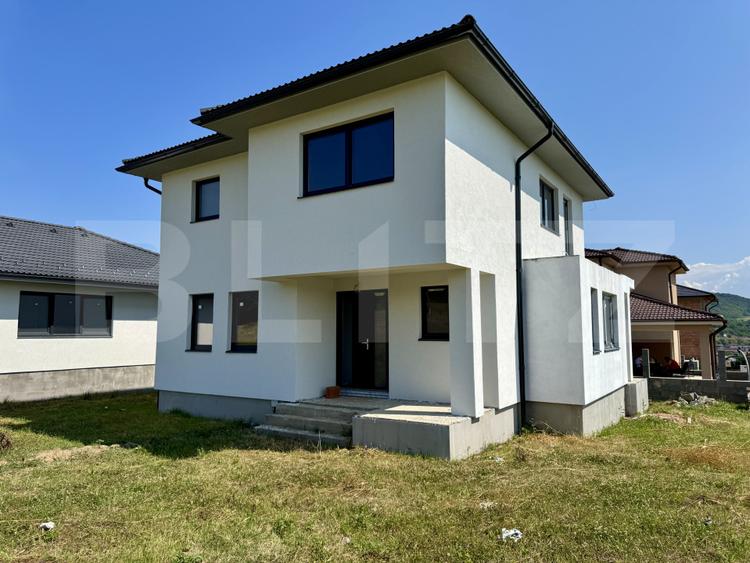 Vila noua de vanzare la intrare in Corunca