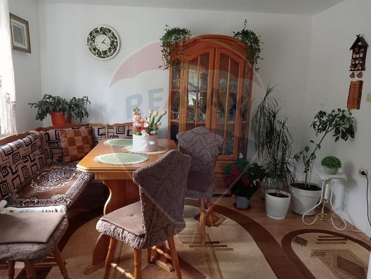 Case cu 7 camere de vânzare în comuna Panaci, sat Drăgoiasa.