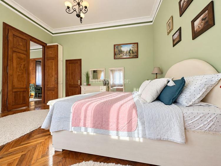 Apartament în Piața Libertății | Clădire istorică, balcon cu vedere spre piață - 11