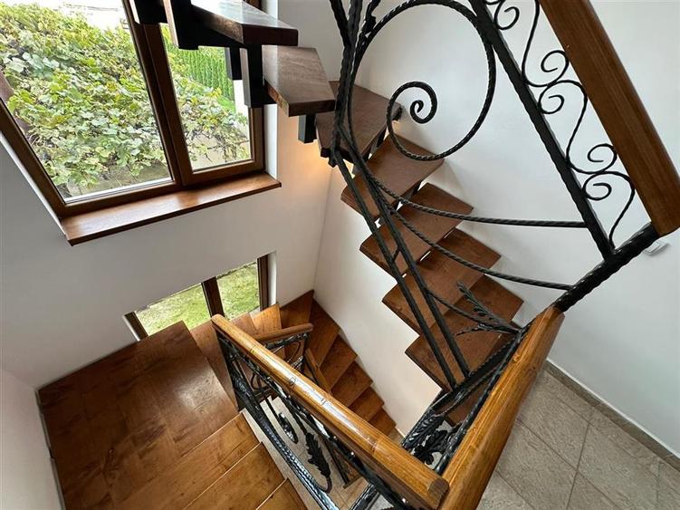 Casa 5 camere 4 bai teren 486 mp in Trei Stejari