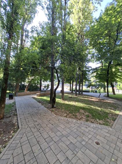 Gorjului Metrou in fata blocului Garsoniera Moderna