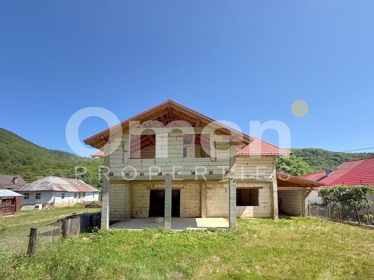 Casa la rosu de 304 mp utili, in Baita,Maramure-colț de rai într-o zonă retrasă
