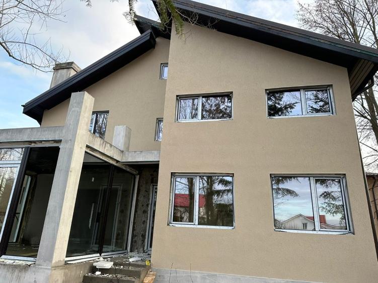 Vila Ghermanesti cu piscina, casa secundara, zona de petreceri si deschidere lac