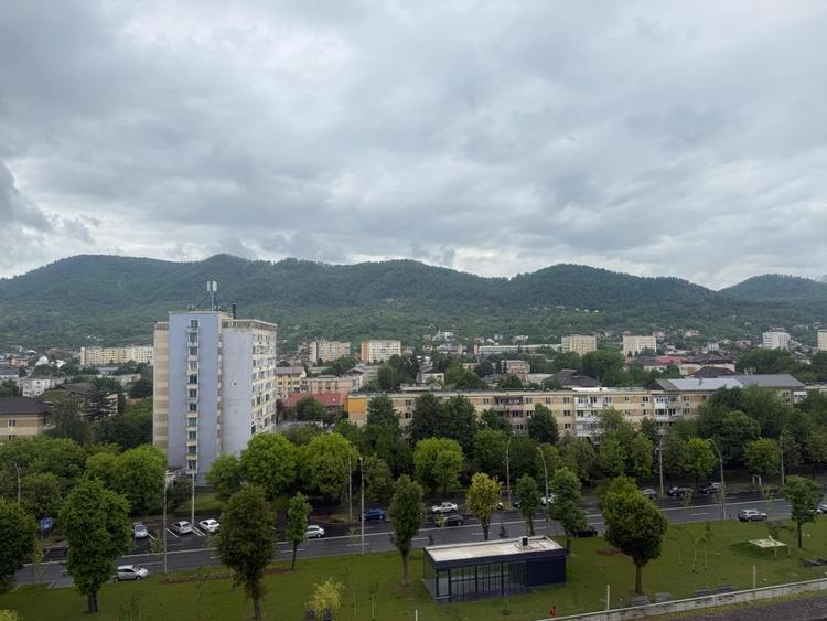 Apartament cu 3 camere finisat zona Cosbuc