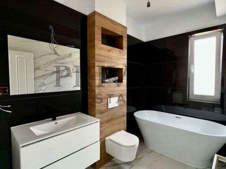 1/2 Duplex 124 mp utili + 330 curte. Dormitor parter,Bucatarie închisă