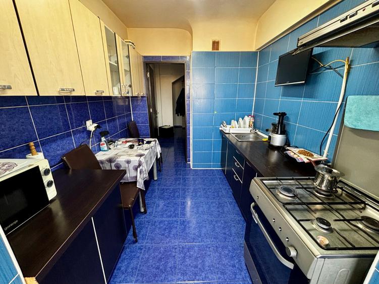 Se vinde in Malu Rosu ap decomandat,doua camere,et8/10,pret 64000 negociabil.